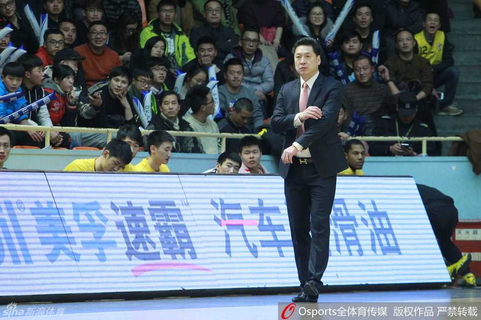 四川外援帕戈腾空而起，上演暴力扣篮，这记雷霆万钧的进球彻底点燃了四川队的替补席。