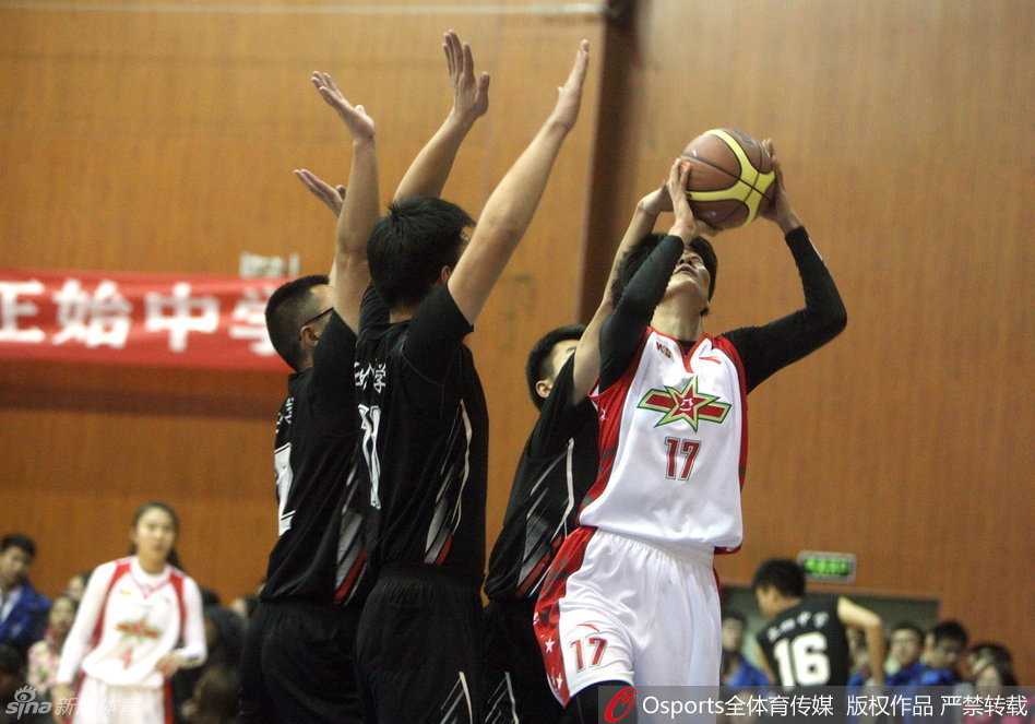 面对女篮队员的持球推进，校队男生张开双臂谨慎跟随，眼神中满是敬畏与小心翼翼