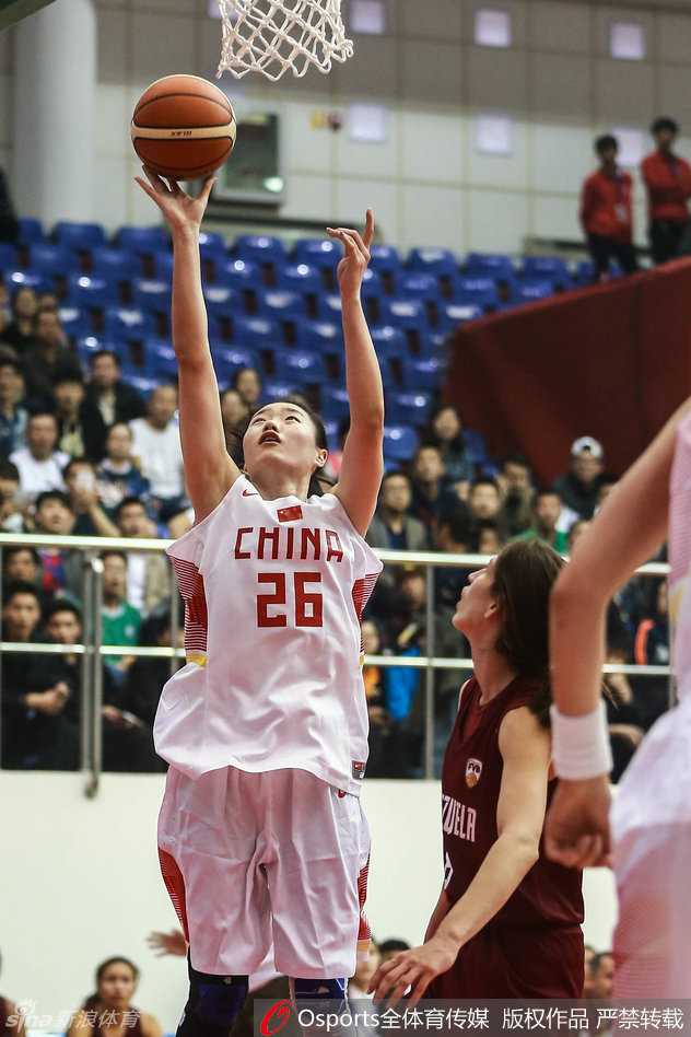 赵志芳快速运球推进，身形灵动，正试图从人缝中找出传球的最佳路径。