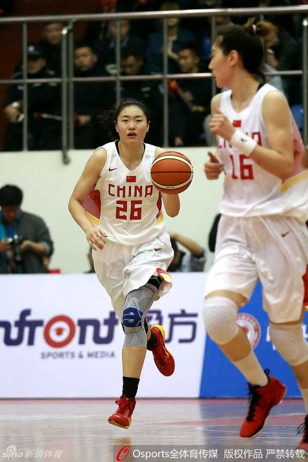 主教练汤姆·马赫在场边督战，神情专注而严肃，眼神中透露出对胜利的渴望和对战术执行的严格要求。