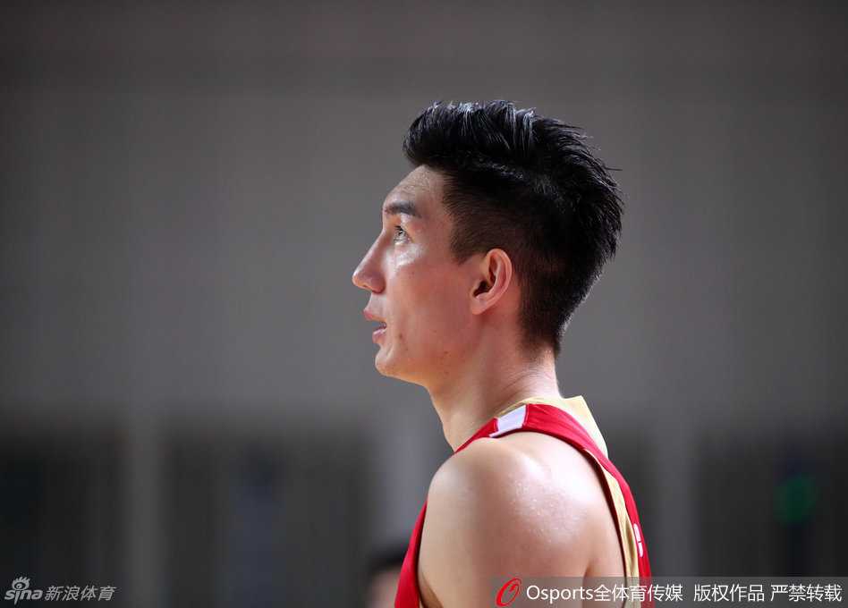 可兰白克与李根心情不错,两人在替补席并肩而坐,神态轻松地交流着场上的局势,眼神中充满了对彼此的信任