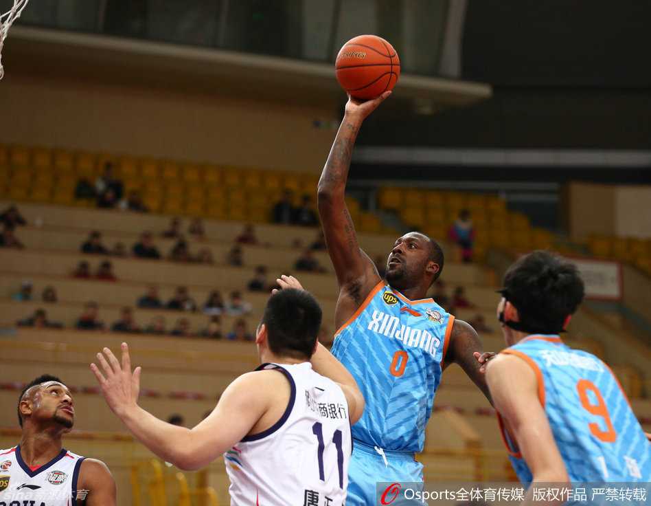 李根凭借强壮的身体篮下强起，如同推土机一般碾压对手防线轻松取分。