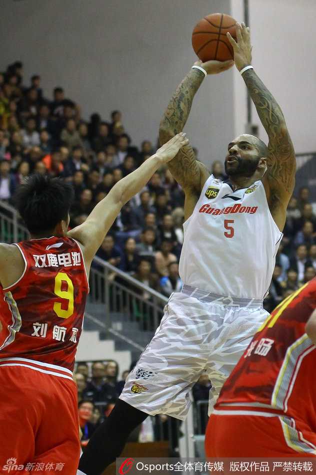 陈江华在八一队多人围堵的夹缝中强行突围，他压低重心，如同一条游龙般穿梭于长人林立的禁区，脸上写满了誓要撕裂防线的坚毅。