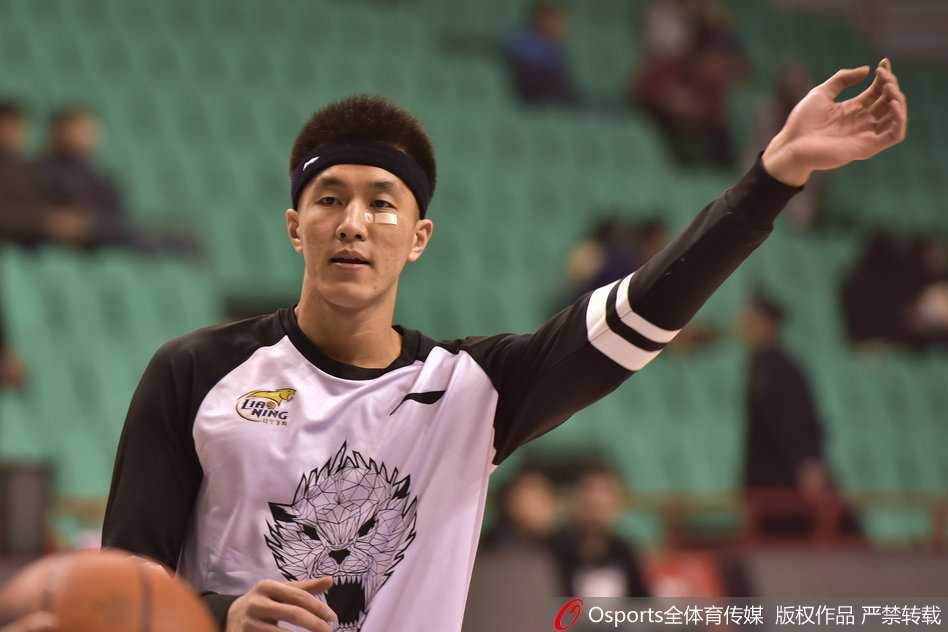 眼神坚毅的郭艾伦正在整理头上的发带，脸颊上的创可贴清晰可见，专注的神情透露出他对比赛的渴望。