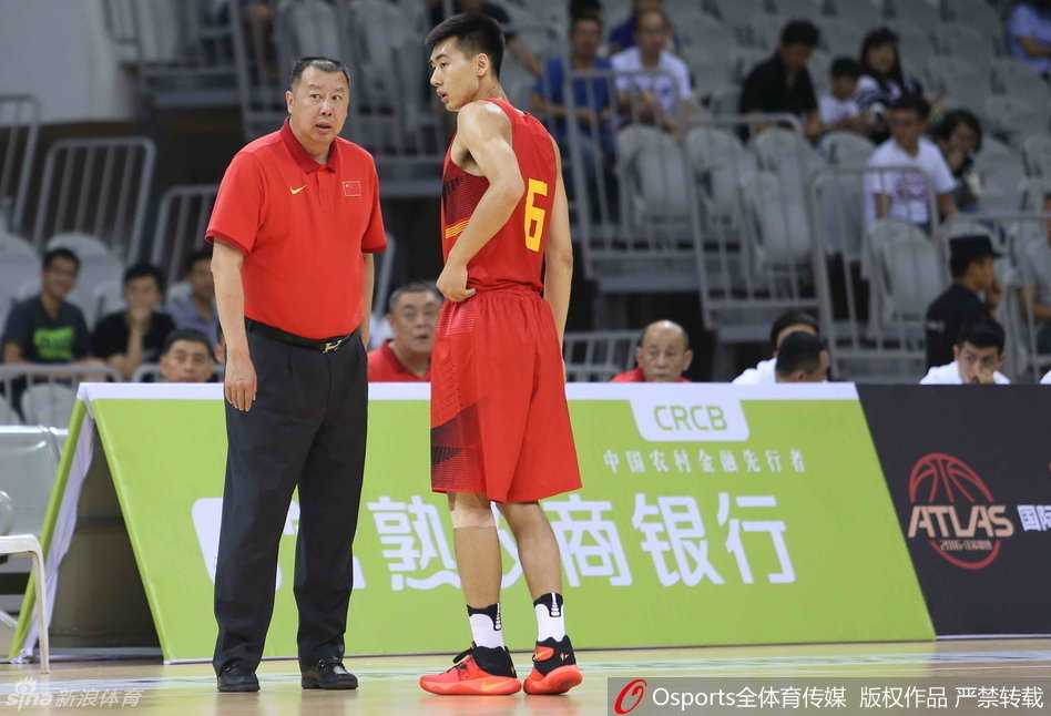 方硕面对防守球员，自信地运球观察，准备寻找队友的跑位或随时启动突破，眼神中透露着指挥官的沉稳。