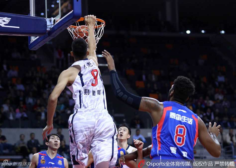 斯隆运球指挥队友跑位，眼神犀利寻找着山西队防线的空隙，随时准备送出致命一传。