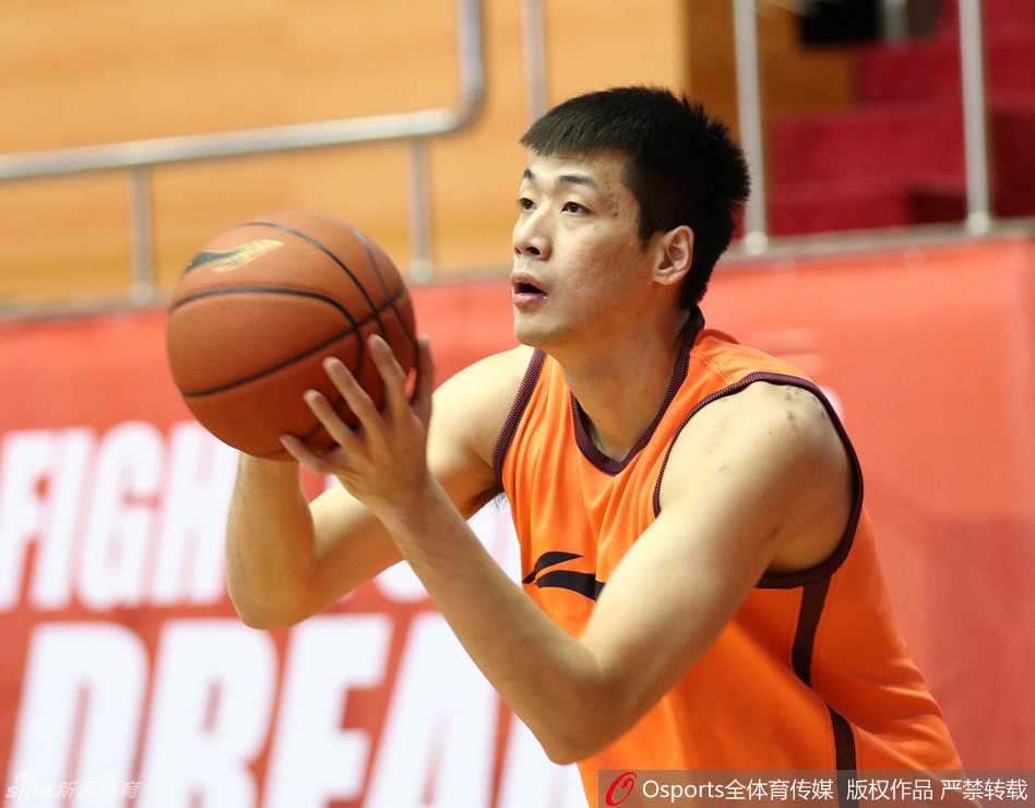 易建联面对防守人模型，高高跃起完成跳投，投篮动作标准流畅，眼神中充满自信。