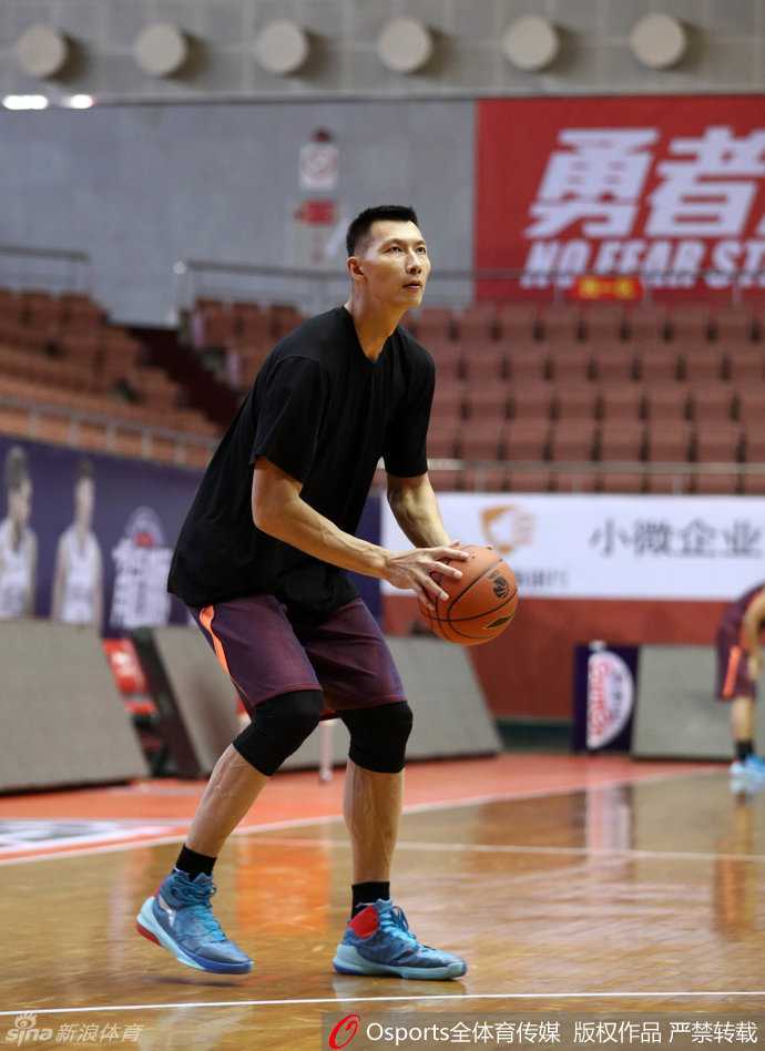 布泽尔进行折返跑练习，步伐沉稳而有力，体能充沛，老将风采不减当年。