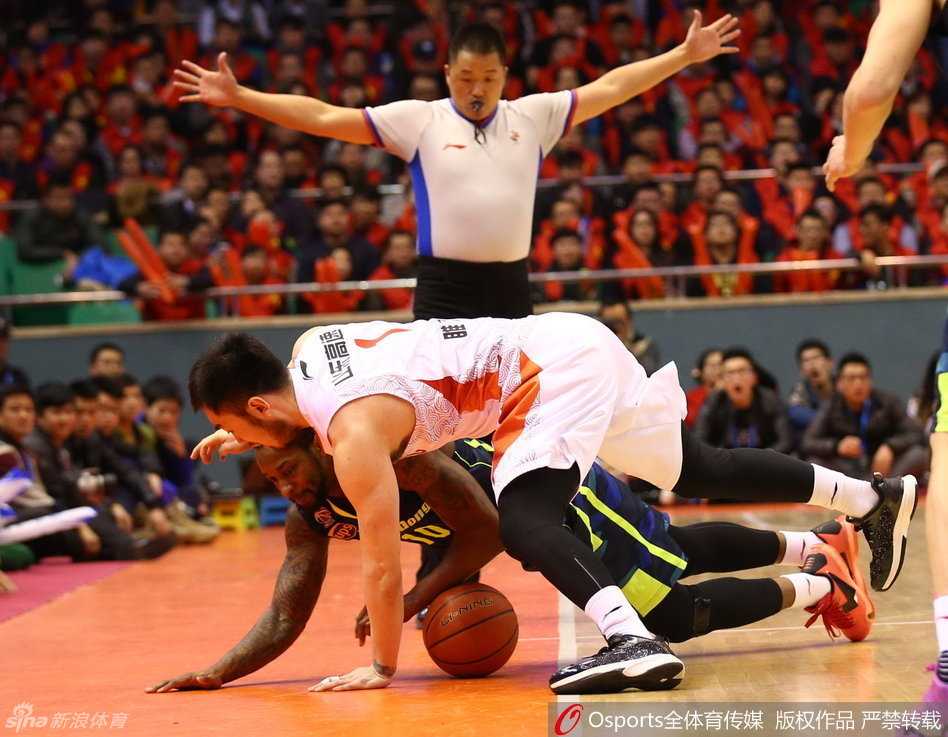 李敬宇握紧双拳大声怒吼，为球队的精彩表现兴奋庆祝