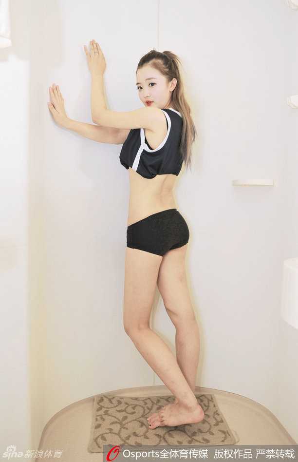 一位篮球宝贝在浴室中对着镜子整理头发，画面温馨而自然，她身旁摆放的洗浴用品也暗示着这是赛前准备的一环，寓意洗去疲惫，轻松应战。