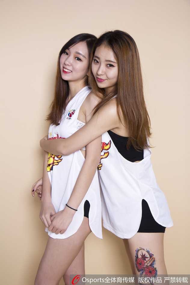 这张展现了宝贝们“背部夹球”的创意瞬间，三人背对背，用背部轻轻夹住篮球，身体微微后仰，形成一个稳固又充满美感的三角。这个动作不仅新奇有趣，更寓意着三人同心、支持球队的紧密团结。