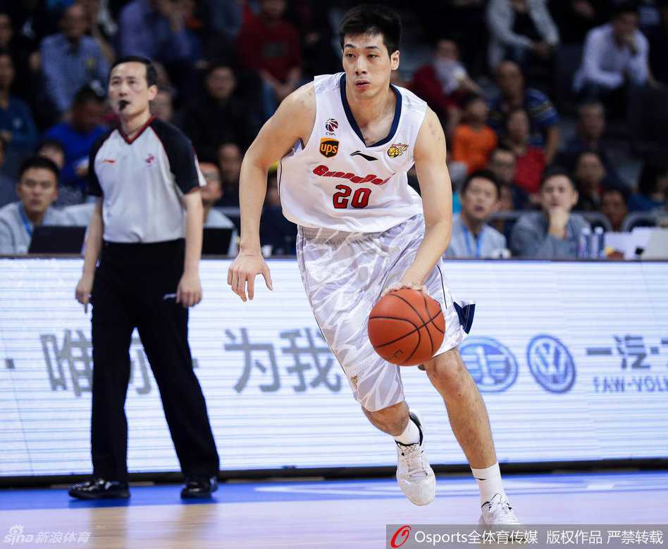 任骏飞如利刃般持球强突，浙江防线在他面前形同虚设