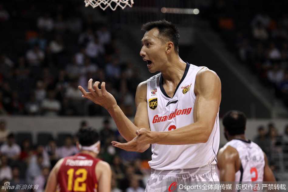 易建联拼抢中倒地，神情严峻，狠狠将球砸向地面发泄对局势的不满