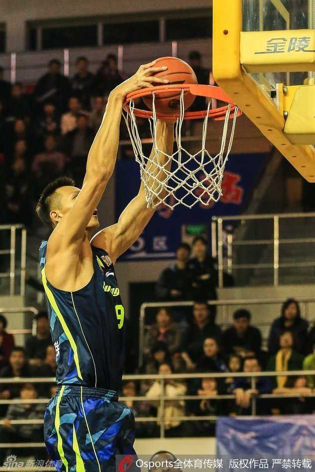 高尚眼神坚毅，寸步不离地紧贴对手，双臂张开形成一道难以逾越的屏障。