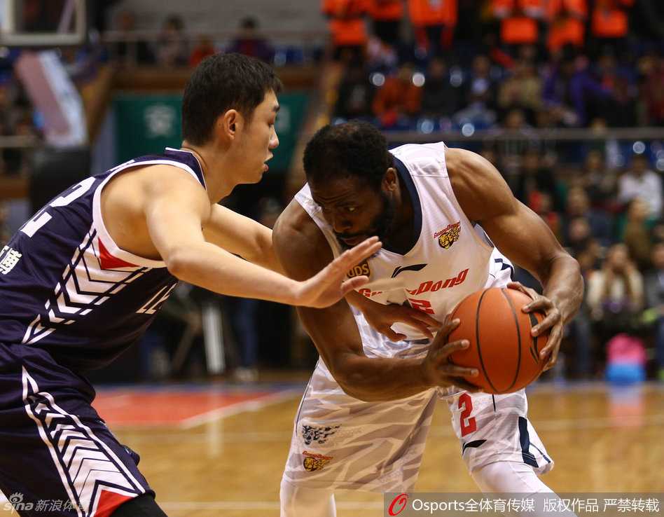 易建联完成双手暴扣后挂在篮筐之上，肌肉线条分明，这石破天惊的一扣彰显了CBA第一人的霸气。