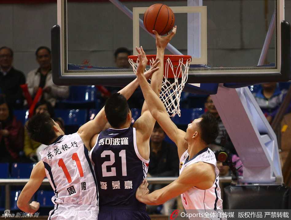 周鹏在挡拆后遭遇严防死守，他奋力跃起试图将球传给内线的易建联，整个人的姿态充满了力量感。