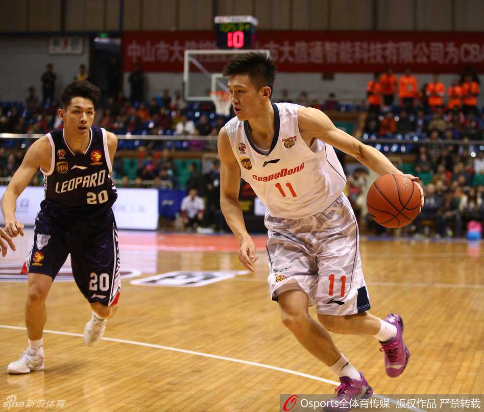 易建联面对防守悍然起跳，手臂舒展如大鹏展翅，以一记势大力沉的跳投为广东队缩小分差。