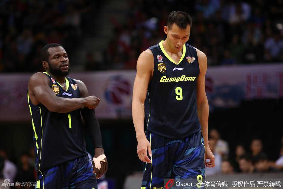 易建联面对李慕豪，用长臂筑起叹息之墙，小弟的拉杆上篮在老大哥遮天蔽日的防守下显得如此苍白。