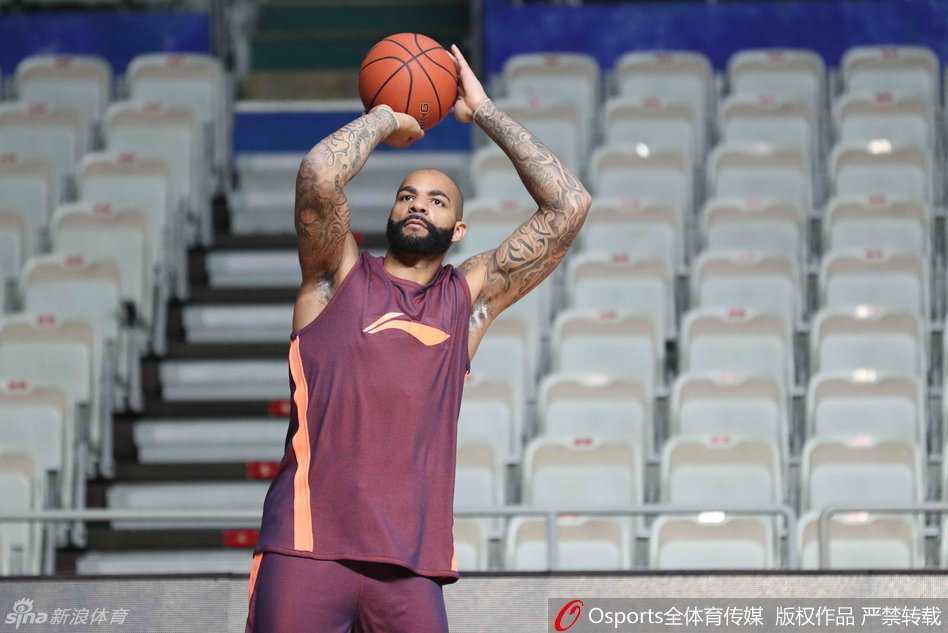 阿联在三分线外持球，眼神坚定地望向前方，做出了标准的“三威胁”探步动作，仿佛下一秒就要拔地而起，用跳投惩罚对手。