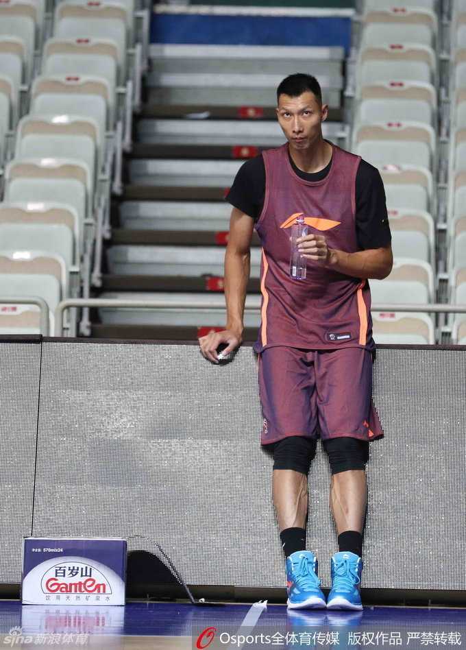 周鹏在底角稳稳接住来球，屈膝下沉，做出标准的投篮预备姿势，仿佛埋伏在阵地战中的冷血刺客，随时准备出手三分。