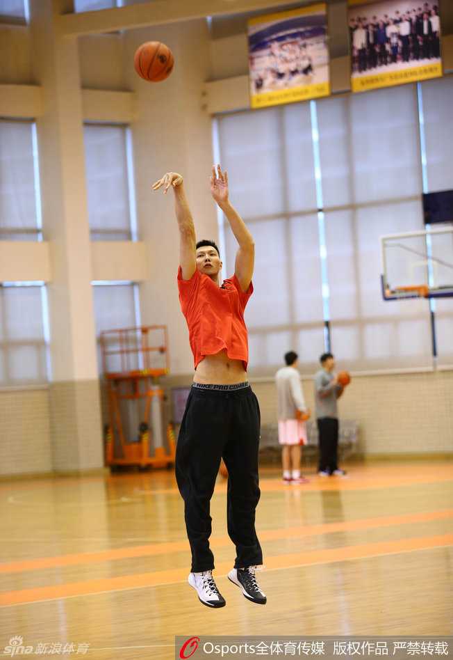 易建联训练间歇掀起球衣，巧克力般的腹肌线条分明，强悍的身体素质一览无余