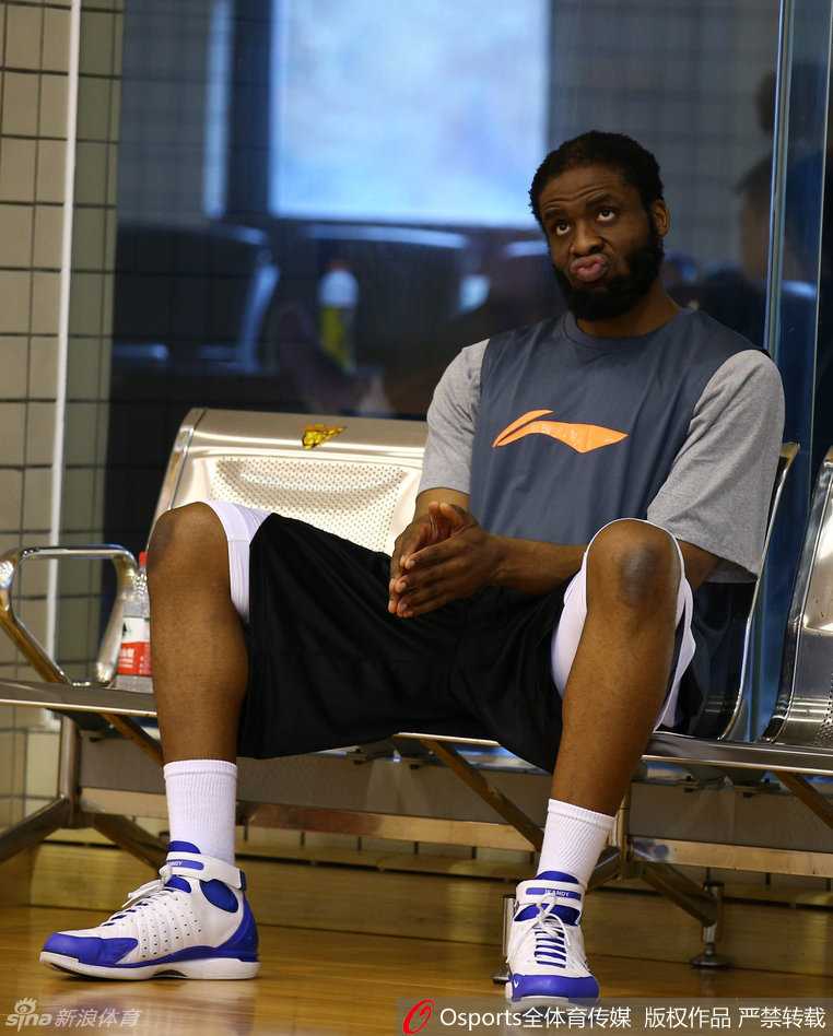 外援迪奥古在暂停时瞪大双眼，表情呆萌可爱，与场上凶猛的内线形象形成巨大反差