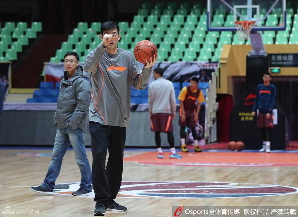 暂停时间里，队友们围成一圈，福特森作为进攻发起点，正用手势向队友示意新的跑位路线，林志杰等老将也凑过来仔细聆听，团队智慧在此刻凝聚。