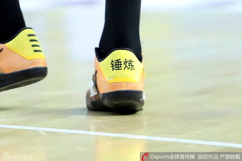 富兰克林低头凝视自己球鞋上的中文格言，露出意味深长的微笑