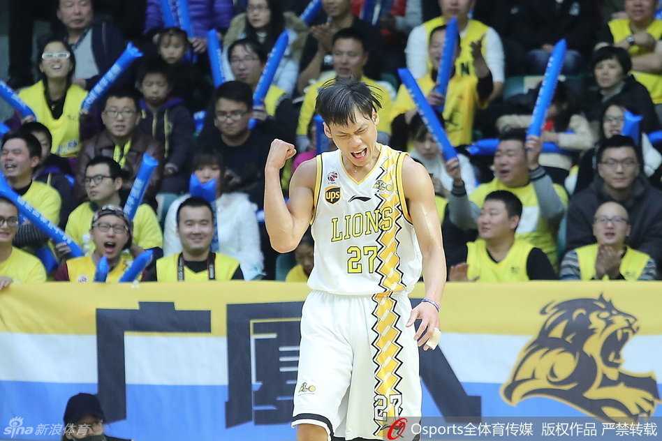林志杰命中关键三分后握拳怒吼，点燃主场激情