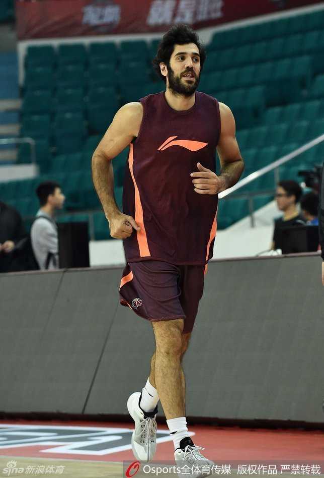 状元秀郭凯在训练中稳健运球，作为北大才子，他正努力适应职业联赛的强度，在防守端下足功夫。