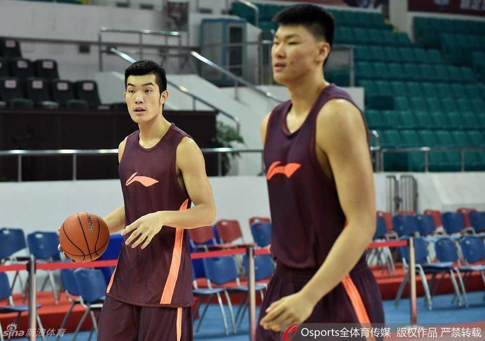 张帆在训练结束后加练折返跑，并与队友认真交流战术跑位，作为角色球员，他时刻准备着为球队贡献力量。