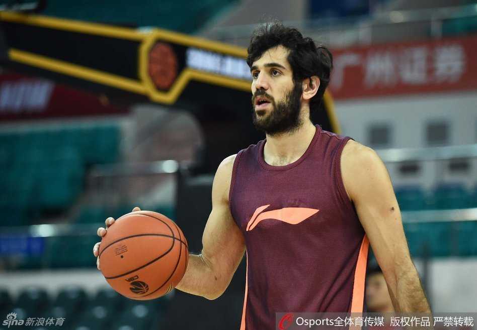 巴赫拉米在训练中神情专注，篮球在他的胯下和身后如蝴蝶穿花般快速运转，这位亚洲顶尖锋线正试图用汗水驱散连败的阴霾。