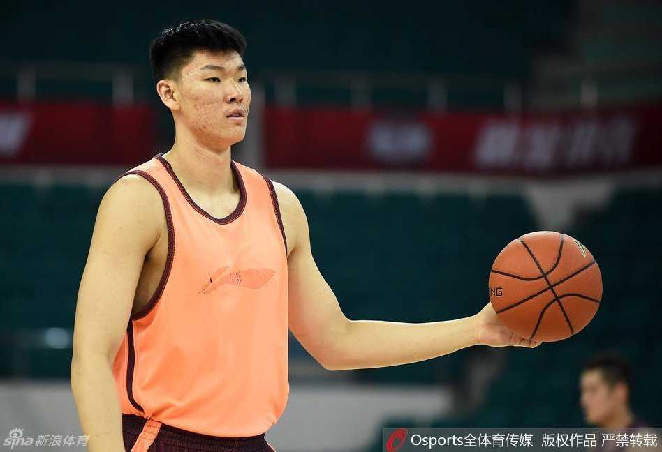 小将范子铭在内线强硬要位后接球，面对防守他毫不犹豫地转身跳投，皮球在空中划出优美的弧线，眼神中透露出超越年龄的坚定。