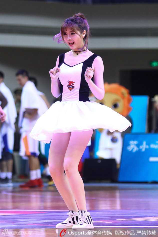 动感的音乐节拍中，短发舞者肆意飞扬，白裙勾勒出妖娆的身姿。她随着节奏尽情摇摆，那股由内而外散发的感染力，让看台上的观众忍不住跟着律动起来。