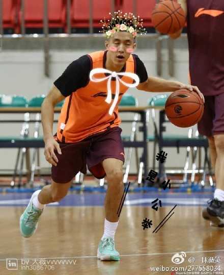 这张作品走的是‘复古风’，郭艾伦被P成了八十年代的摇滚青年，爆炸头配上古铜色的皮肤，再加上一件花衬衫，仿佛随时准备上台高歌一曲。