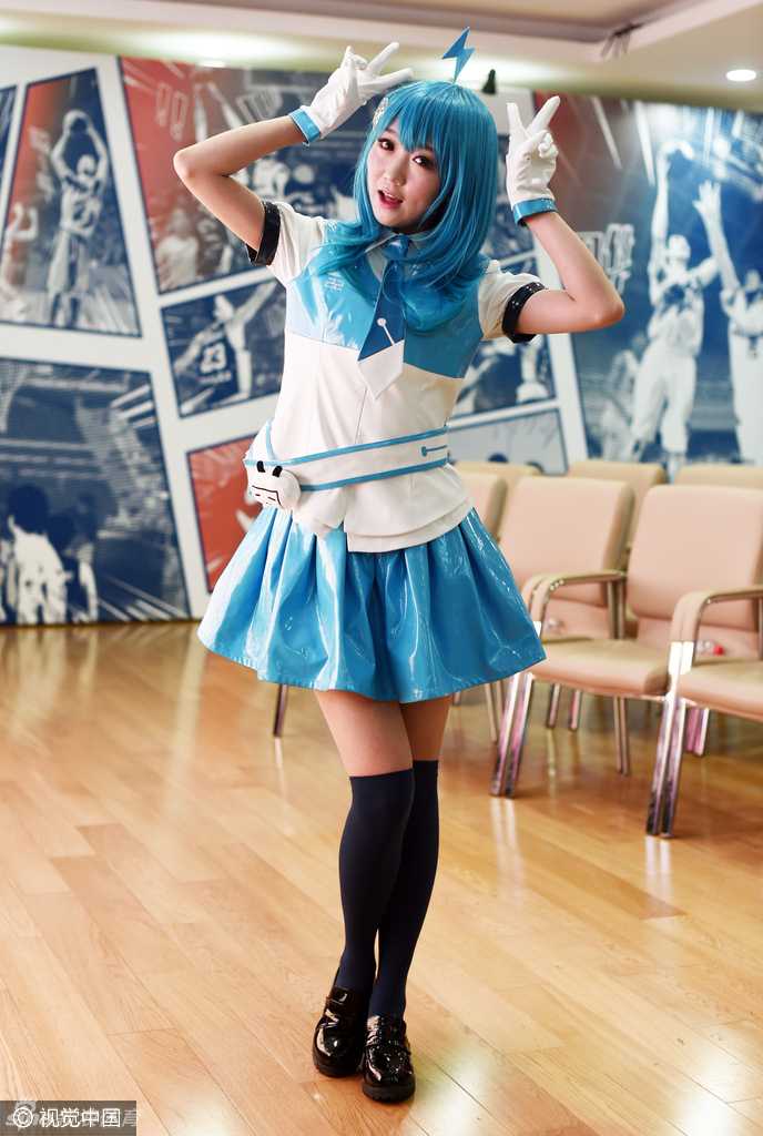 在动漫感十足的背景板前，几位扮演B站站娘的女孩正面对镜头摆出可爱的姿势。她们身后墙上张贴的是上海男篮球员的漫画版海报，硬朗的篮球运动员与柔美的二次元少女同框，完美诠释了这次‘破次元’的合作主题。