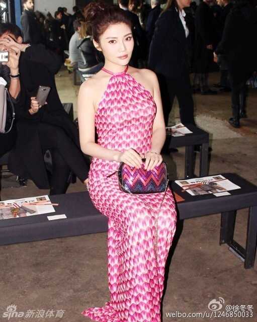 徐冬冬换上类似制服的裙装，展现出略带清纯又充满诱惑的别样魅力，眼神中透着坚定，仿佛在宣告重拾健身计划的决心。