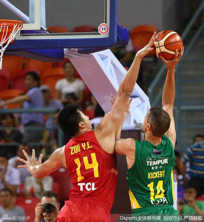 内线铁闸邹雨宸腾空而起，用一记遮天蔽日的封盖拒绝对手的上篮，捍卫禁区尊严。