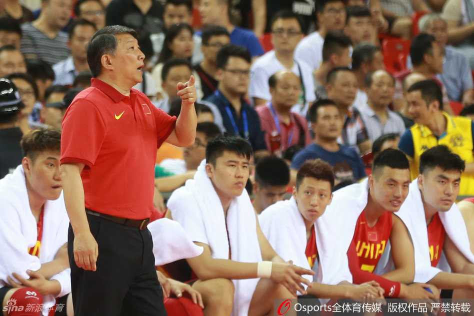 主教练宫鲁鸣场边神情焦急地挥手指挥，即使被称为儒帅，此刻也为弟子的表现而情绪波动。