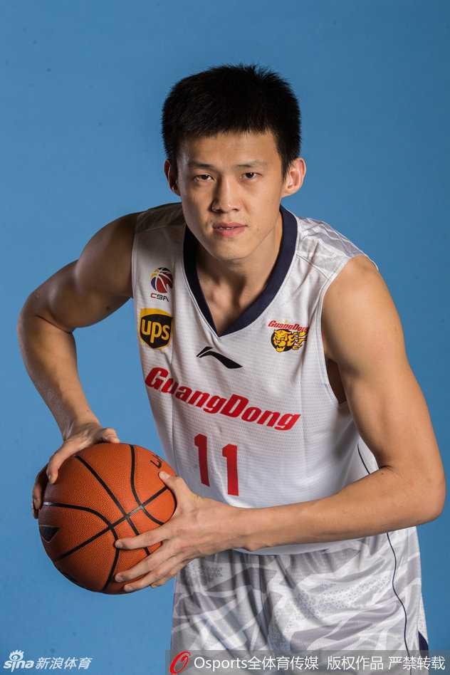 内线悍将李晓旭与王哲林在篮下进行激烈卡位，肌肉的碰撞声仿佛穿透画面，展现了集训队内线训练的实战强度，每一次争抢都是为了在奥运赛场上多抢一个篮板球。