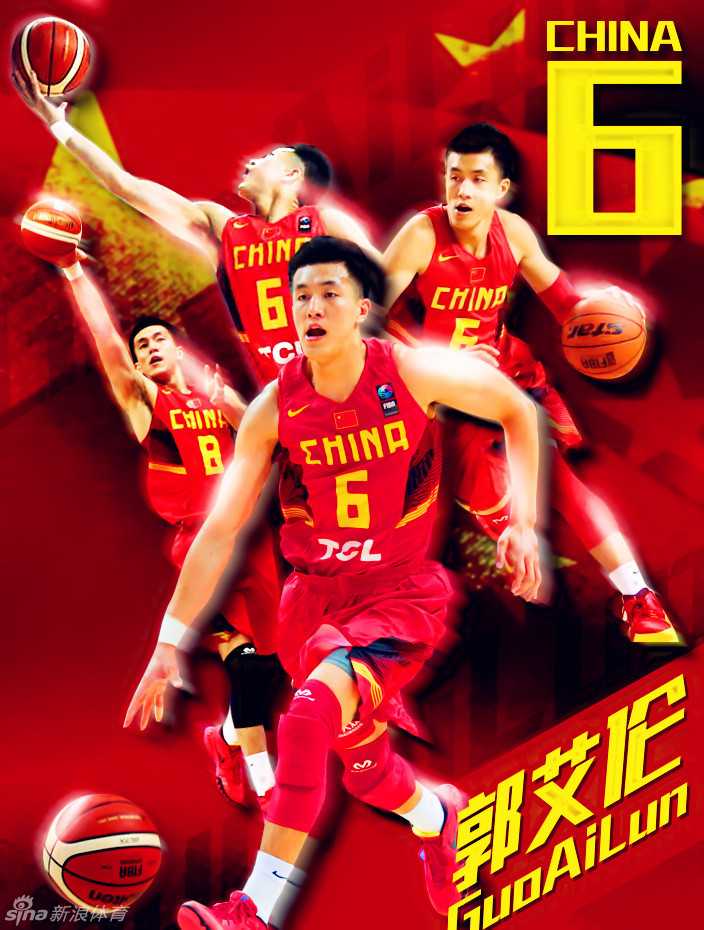 周琦伸出长臂干扰澳大利亚球员投篮，尽管身体对抗尚显稚嫩，但他用身高和臂展构建起禁飞区。