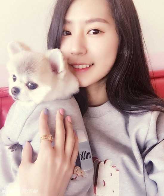 朴姬兰面对镜头嘟嘴卖萌，作出撒娇状，眼神灵动俏皮，完美侧颜展现出精致的脸部线条。