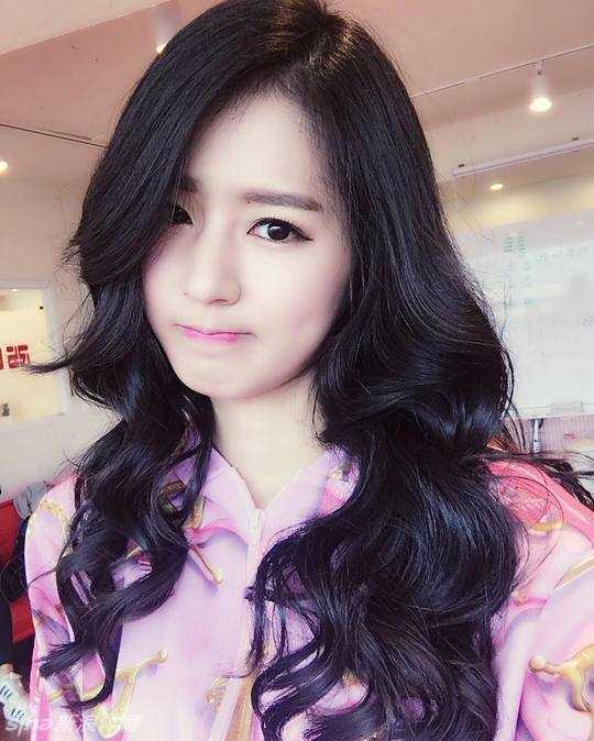 朴姬兰在赛场上回头一笑，笑容灿烂如花，修长笔直的美腿在短裙下格外吸睛，完美诠释了青春活力。