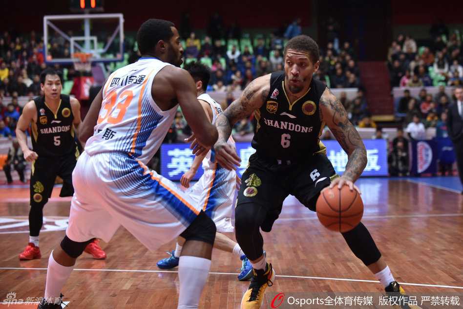 山东队的防守尖兵睢冉咬牙突破，他以惊人的速度和不要命的拼劲著称，每一次倒地拼抢都在点燃主场球迷的激情。