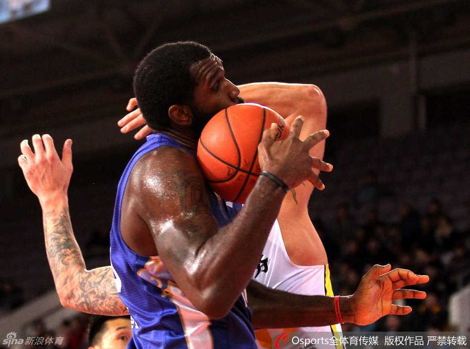 王治郅在八一队与对手的篮下夹击中巧妙分球，他深邃的眼神里写满了对比赛的掌控，那是中国篮球传奇最后的舞蹈。