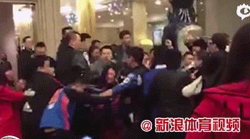 夜色下的成都锦江宾馆门口人头攒动，身穿红衣的球迷与刚下车的辽宁队球员形成对峙，空气中弥漫着紧张的气息，一场风暴即将来临。