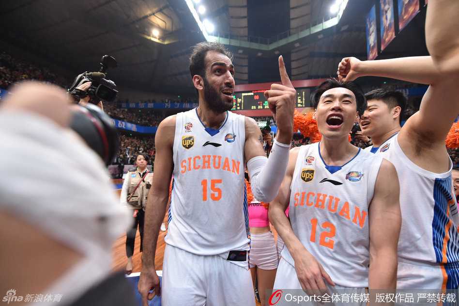 张春军在辽宁多人围堵的夹缝中机敏地低手上篮得分，他灵巧的身影与身边茫然若失的防守者形成鲜明对比