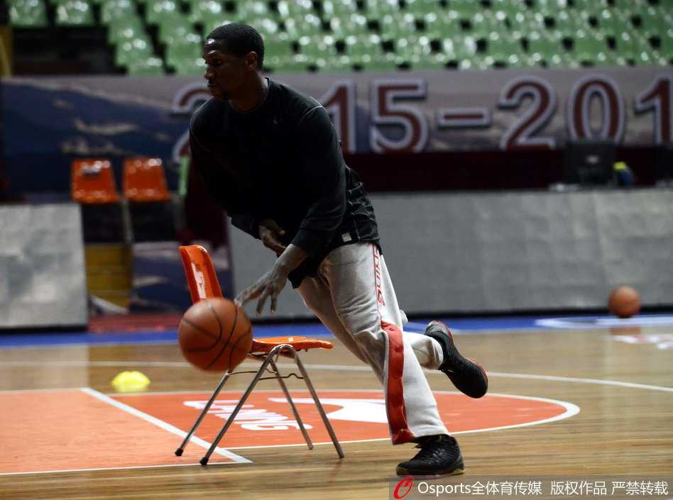 昔日新疆队核心迈龙·艾伦身披四川训练服，在场上神情专注地进行运球练习，他的突然现身让训练馆多了一份故人重逢的温情。