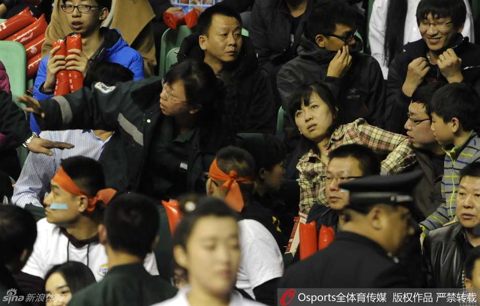 现场混乱的冲突过后，医护人员紧急检查受伤的酒店保安人员，这名保安因试图劝架而被卷入冲突，脑部和肋部出血被紧急送医。