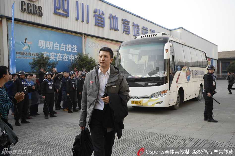 郭士强指导面色铁青地站在场边，他双手抱胸，眼神复杂地望向场内。那紧锁的眉头下，隐藏着对弟子们身心状态的无限担忧，以及对这场充满变数之战的深深思虑。